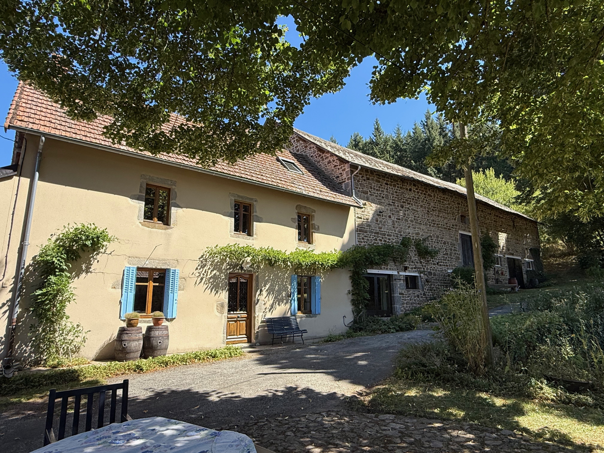 001AMainHouseOutdoor04