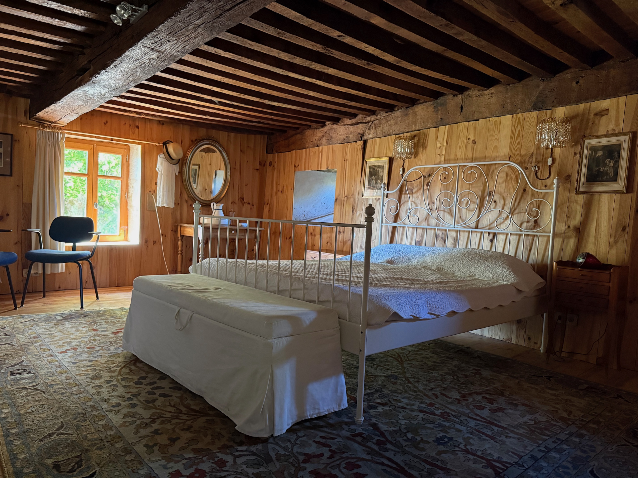 002AMainHouseMainBedroom_01