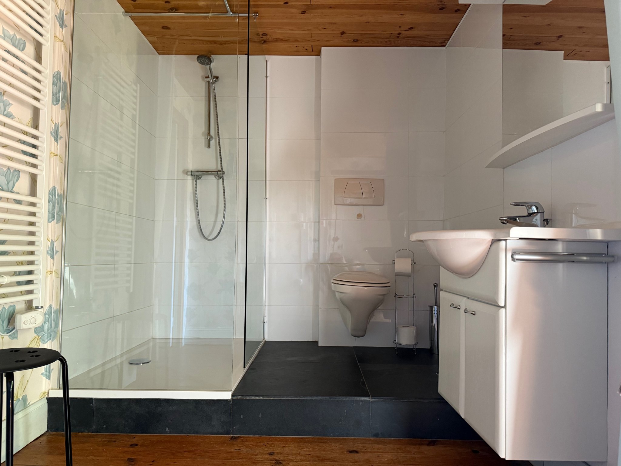 002AMainHouseMainBedroom_03